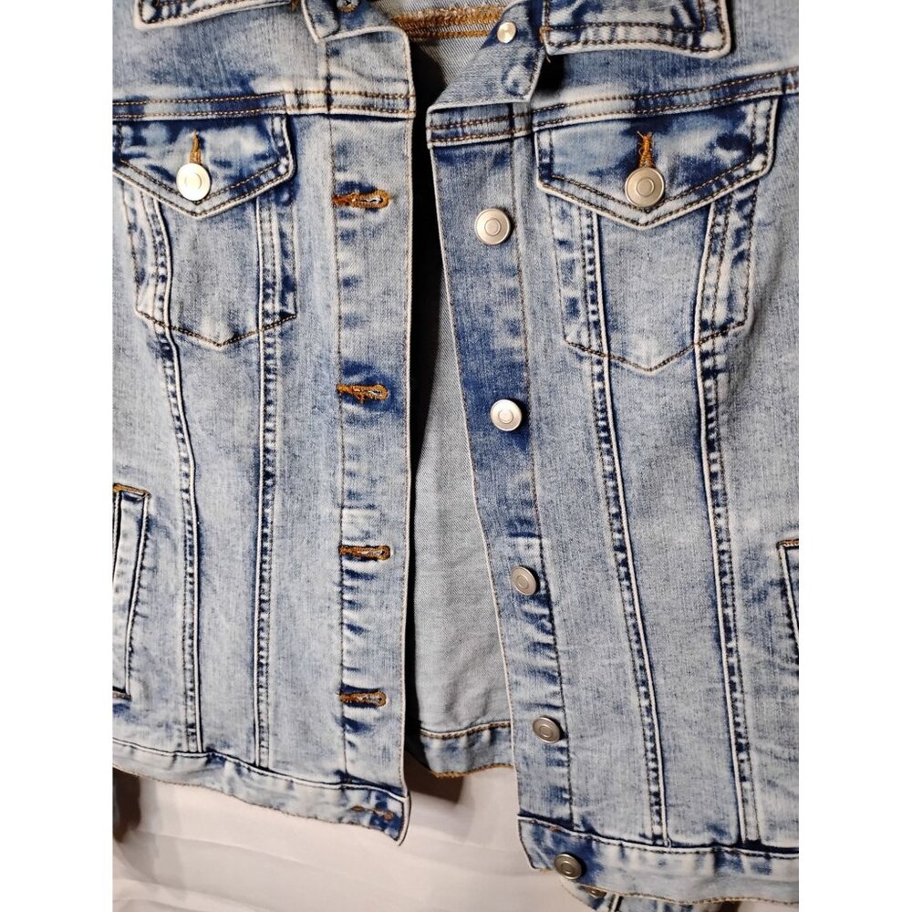 Time and Tru denim jacket size med 8/10 country vibes, cowgirl, farm girl, cotta